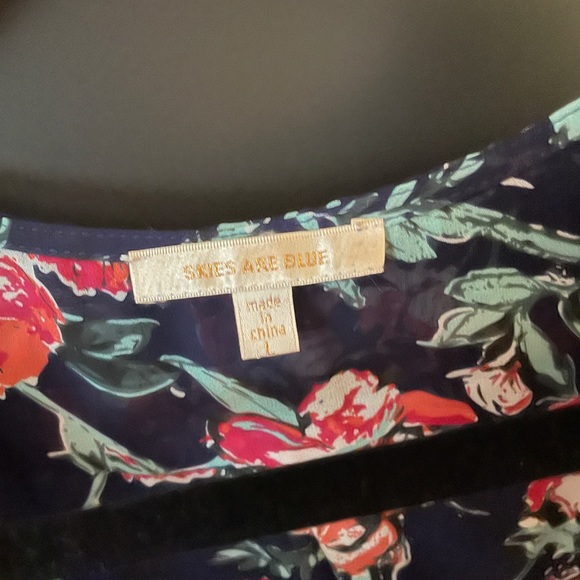 Skies Are Blue, v-neck blouse, L - Picture 2 of 2